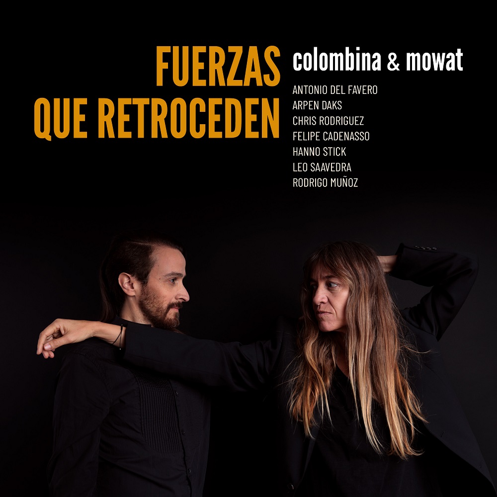 Portada album Colombina Parra y Mowat: Fuerzas que retroceden, aparece colombina parra con la mano en el hombro de Mowat mirandose, la escena tiene un fondo negro