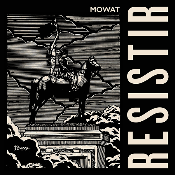 Portada album Resistir de Mowat, un ciudadano está arriba de la estatua de baquedano de plaza dignidad con una bandera negra con una estrella blanca alrededor se ve humo de lacrimogenas